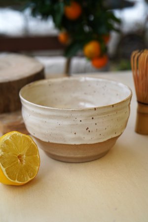 Handgetöpferte Matcha Schale aus Keramik – creme weiß toffee – Unikat